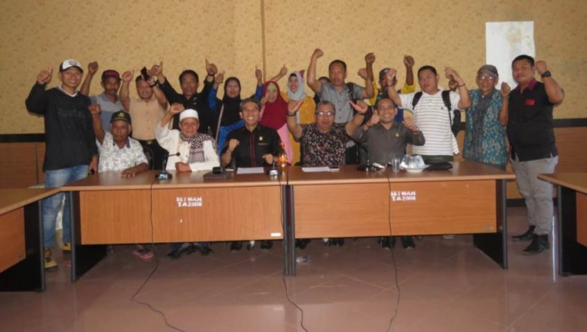 ﻿Diduga Serobot Lahan Masyarakat, Poros Muda Sultra Adukan PT Merbau di DPRD Konsel