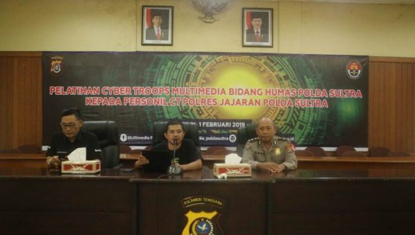 ﻿Ketua IJTI Sultra Latih Sejumlah Polisi Menulis Berita