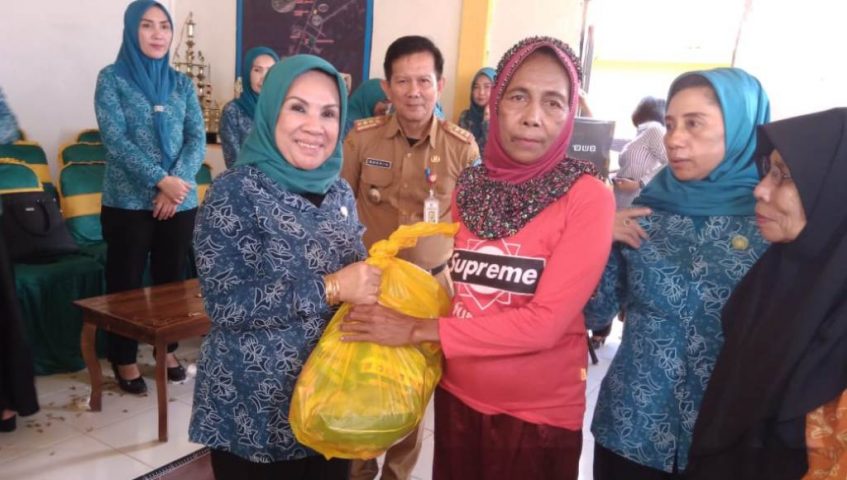 Nurlin Surunuddin Bersama Ariyati Sjarif Salurkan Bantuan Sembako di Morut