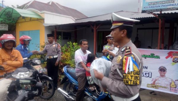 ﻿Personel Polres Buton Bagi-bagi Helm dan Takjil
