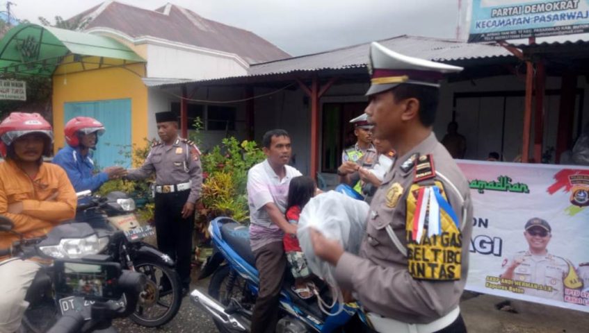 Personel Polres Buton Bagi-bagi Helm dan Takjil