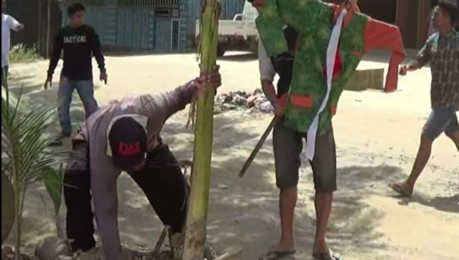 Warga Ini, Berkebun di Jalan Umum, Tanam Pisang dan Kelapa