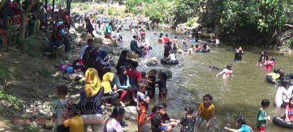 Permandian Air Panas Kolaka Dipadati Pengunjung