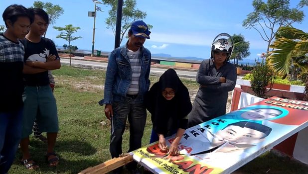Viral, Relawan Menjahit Baliho