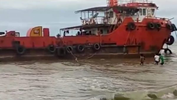 Cuaca Buruk, Kapal Pengangkut Ore Nikel Kandas