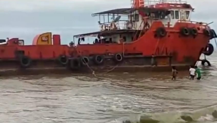 Cuaca Buruk, Kapal Pengangkut Ore Nikel Kandas