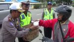 Satlantas Bagi Takjil di Kolaka