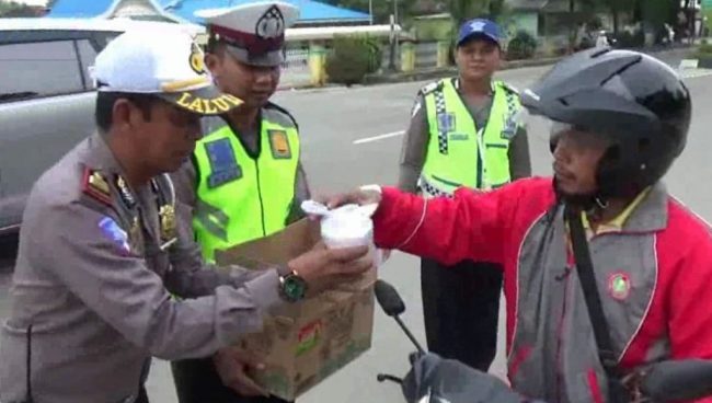 Satlantas Bagi Takjil di Kolaka
