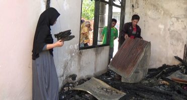 Paska Kebakaran, Warga Membersikan Puing-puing Cari Dokumen Penting