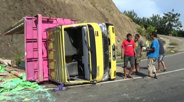 Truk Terguling Ditajakan, Nyari Jatuh ke Jurang