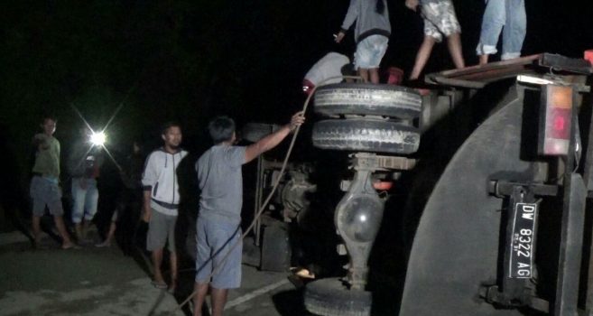 Pengangkut Hasil Tani Tambak Terbalik