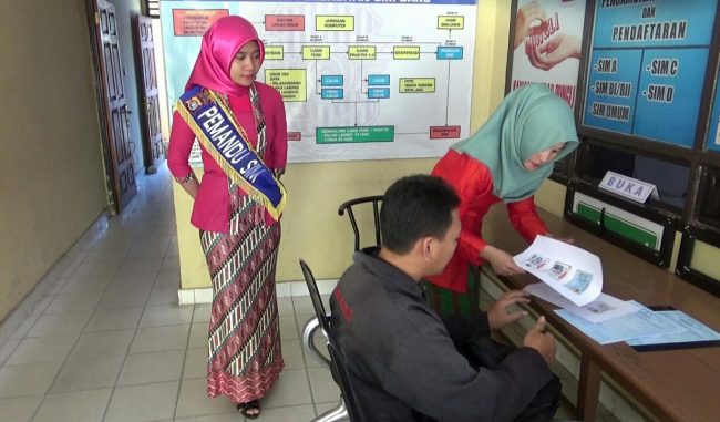 Hari Kartini, Polwan ini Berpakaian Adat Layani Masyarakat