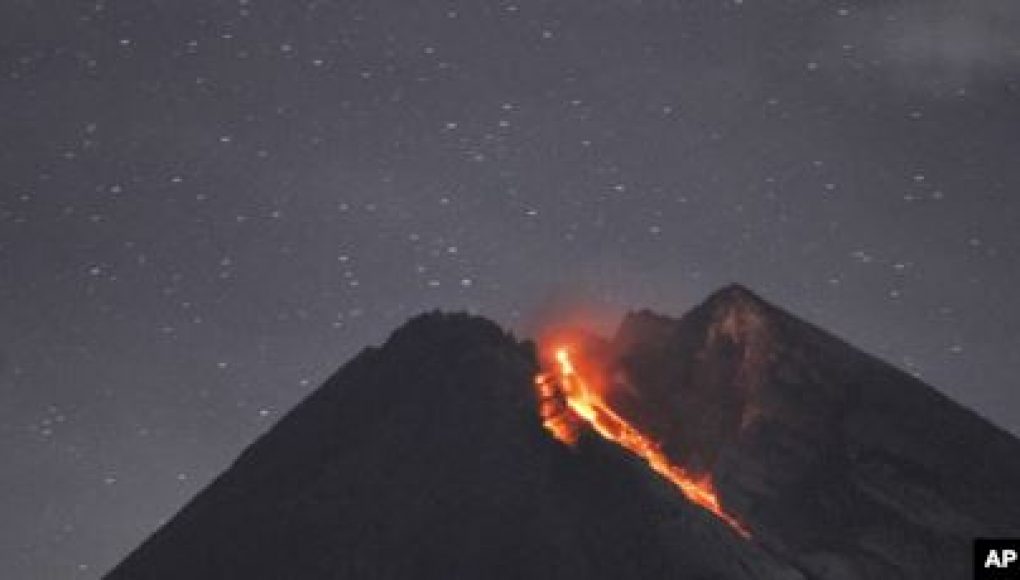Merapi Meletus, Tumpahkan Lava