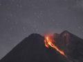 Gunung Merapi terlihat dari Cangkringan, Yogyakarta sedang memuntahkan material vulkanik, 29 Januari 2019. (Foto: AP)