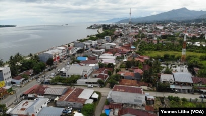 Suasana Kabupaten Mamuju, Ibu Kota Provinsi Sulawesi Barat. Kamis (4/2/2021). (Foto: VOA/Yoanes Litha)