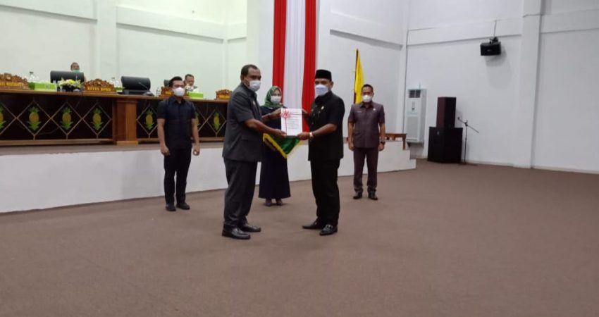 Paripurna DPRD, Pemkot Baubau Serahkan Enam Raperda