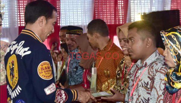 Video, Presiden Serahkan 2.010 Sertifikat Hak Atas Tanah untuk Rakyat﻿