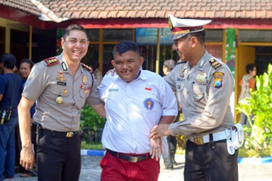 Kapolresta Probolinggo AKBP Alfian Nurrizal, S.H., S.IK, M.Hum. saat berkunjung ke sekolah berkebutuhan khusus di TKLB dan SDLB Sinar Harapan Jalan Mawar No.39 Kota Probolinggo. FOTO : ASL