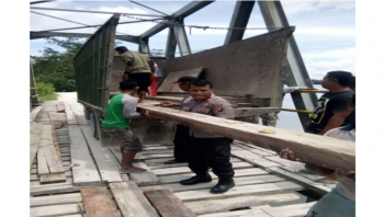 Pemerintah Lamban, TNI/Polri Masyarakat Perbaiki Jembatan Beli