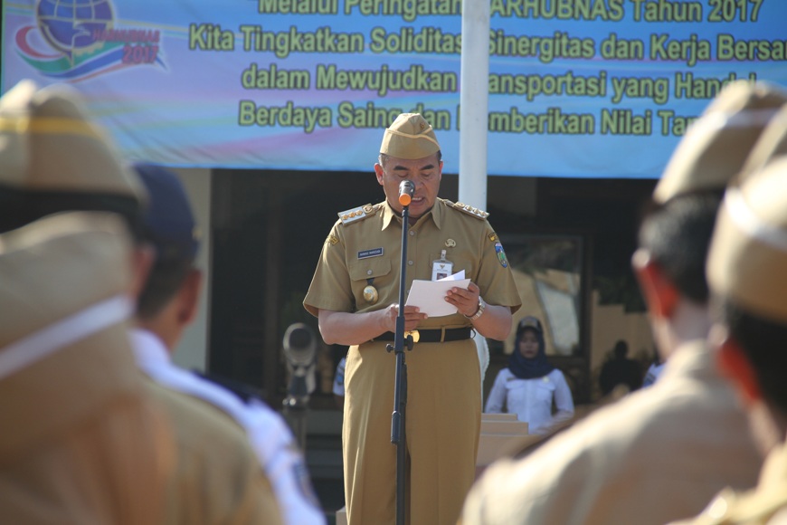 Bupati Jepara Ahmad Marzuki saat membacakan sambutan menteri perhubungan saat menggelar HUT Hari Peruhubungan Udara di Jepara