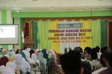 Bupati Jepara KH Ahmad Marzuki SE saat memberikan sambutan di kegiatan manasik Haji Massal di gedung Haji Jepara. FOTO : DSW