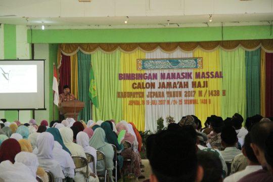 Bupati Jepara KH Ahmad Marzuki SE saat memberikan sambutan di kegiatan manasik Haji Massal di gedung Haji Jepara. FOTO : DSW