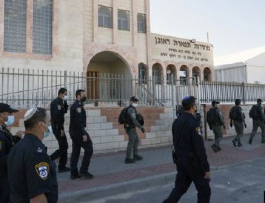 Polisi Israel meninggalkan sekolah Talmud Yahudi di kota Ashdod, Israel, yang melanggar aturan lockdown, 22 Januari 2021.