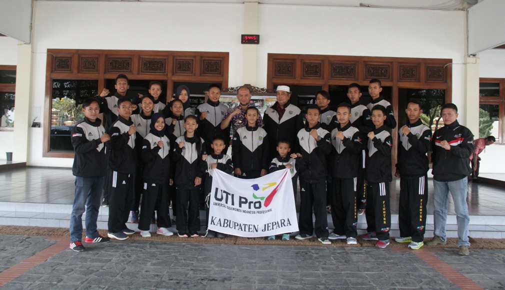 Wakil Bupati Jepara Dian Kristiadi foto bersama dengan Atlit Universal Taekwondo Iniversal sebeleum pemberangkatan. FOTO ; DSW
