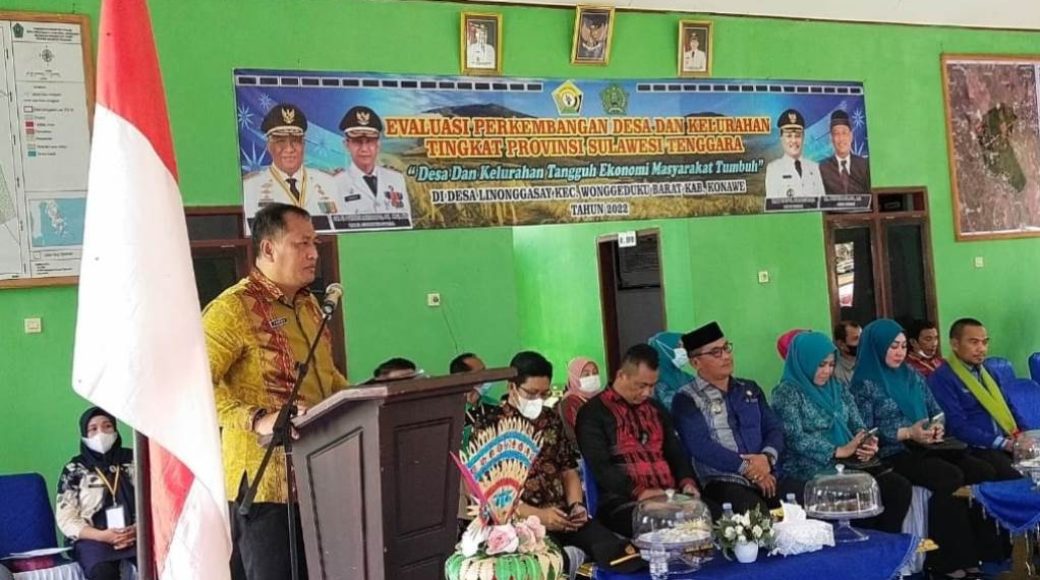 Lomba Tingkat Provinsi, Linonggasai Menjadi Perwakilan Konawe TEGAS.CO., KONAWE - Dalam rangka lomba desa atau Evaluasi Perkembangan Desa dan Kelurahan tingkat Provinsi Sulawesi Tenggara (Sultra) Tahun 2022, Desa Linonggasai, Kecamatan Wonggeduku Barat (Wobar), Kabupaten Konawe adalah salah satu desa yang menjadi perwakilan Kab. Konawe. Sementara itu, Tim penilai lomba diterima dengan sambutan adat suku tolaki (Sara Mbondotambe) dan juga oleh Sekretaris Daerah (Sekda) Kab. Konawe, Ferdinand, Kadis PMD Keni Yuga Permana, para kepala OPD, Camat Wonggeduku Barat, Tira Liambo, Kades, Lurah dan aparat Desa se Kec. Wonggeduku Barat. Kades Linonggasai L Tuduan saat menyampaikan laporannya menerangkan keikutsertaan Desa Linonggasai, Kec. Wobar mewakili Kab. Konawe pada Evaluasi Perkembangan Desa/Kelurahan Tahun 2022, berdasarkan hasil evaluasi tingkat Kab. Konawe. Dimana Desa Linonggasai ditetapkan sebagai nominasi peserta yang berhak dinilai pada tahap selanjutnya sesuai keputusan Bupati Konawe Nomor 252 Tahun 2022, Tanggal 30 Mei 2022. Tentang penetapan Desa dan Kelurahan juara lomba evaluasi dan perkembangan desa/kelurahan tingkat Kab.Konawe Tahun 2022. “Untuk menjalankan strategi kebijakan pelaksanaan program yang disinergikan dengan pendekatan dan strategi pembangunan sesuai program Pemda Kab.Konawe, yakni Konawe maju dan mandiri di tahun 2023 yang selanjutnya implementasi konsep pembangunan terbingkai kedalam visi Desa Linonggasai, yaitu menjadikan Desa Linonggasai yang maju, mandiri menuju masyarakat yang sejatera,” jelasnya. Sementara itu, Mewakili sambutan Bupati Konawe, Kery Saiful Konggoasa (KSK), Sekretaris Daerah (Sekda), Ferdinand saat menyampaikan sambutan menjelaskan bahwa Desa Linonggasai ini disebut dengan kampung Bhinneka Tunggal Ika, karena didalamnya terdapat berbagai macam suku yang mendiami desa tersebut. Disamping itu juga, Desa Linonggasai ini disebut sebagai wilayah pertanian padi yang membantu Pemda Kab.Konawe dalam memenuhi kebutuhan pangan, serta tanaman palawija jangka pendek seperti sayuran yang biasanya hampir 35 persen setelah panen dijual ke Kota Kendari. Maka dari itu lanjut Ferdinand, proses penilaian ini tidak berharap untuk menjadi juara I cukup menjadi yang terbaik, karena kedepan Desa Linonggasai ini dari desa berkembang Pemda Kab.Konawe akan mendorong agar menjadi desa maju. “Bahkan nantinya dengan kemampuan belanja keluarga dengan potensi yang ada dari pangan sayur dan padi, kita akan mendorong Desa Linonggasai menjadi desa mandiri, agar nantinya semua potensi sumber daya yang ada termasuk pembangunannya Desa Linonggasai sudah mampu mebiyayai kebutuhannya sendiri,” terangnya. Plt Kepala Dinas Pemberdayaan Masyarakat Desa (PMD) Provinsi Sultra, La Ode Paliawaludin dalam sambutannya, mengucapkan permohonan maaf kepada Pemda Kab. Konawe, karena sebelumnya penilaian Evaluasi Perkembangan Desa/Kelurahan mestinya berlangsung pada tanggal 14 Juni 2022, namun bertepatan dengan acara rapat koordinasi nasional Tim PKK Provinsi Sultra maka jadwalnya di undur. La Ode Paliawaludin, menjelaskan manfaat dari Evaluasi Perkembangan Desa/Kelurahan ini untuk mengetahui secara efektif dan efisien bagaimana tingkat perkembangan desa dan kelurahan tentang kemajuan, kemandirian, keberlanjutan pembangunan, kesejateraan masyarakat serta daya saing desa dan kelurahan. “Masyarakat berdoa muda-mudahan Desa Linonggasai masuk menjadi predikat nomor satu dalam evaluasi perkembangan desa/kelurahan, namun kembali lagi kepada tim penilai yang terdiri dari beberapa OPD tingkat Provinsi Sultra, setelah penilaian ini kami akan rapat bersama tim penilai, dari hasil rapat akan kita ajukan SK penetapan melalui SK Gubernul Sultra, saya akan sampaikan juga agar kriteria penilaian seobjektif mungkin, muda-mudahan juara satu ada di Desa Linonggasai, Kec.Wobar,” tuturnya. Diketahui, usai acara sambutan dilanjutkan dengan menyaksikan penampilan salah satu tarian adat bali dan dilanjutkan dengan proses penilaian di bidang masing-masing. LAPORAN: RICO PUBLISHER: REDAKSI