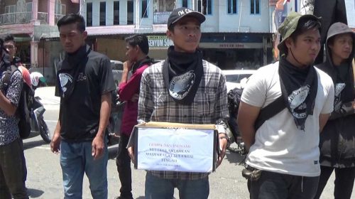 KOLAKA, SULTRA - Puluhan mahasiswa yang tergabung dalam Pusat Studi Mahasiswa (PSM)