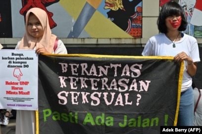Aktivis perempuan dari gerakan anti kekerasan memegang spanduk bertuliskan "Memberantas Kekerasan Seksual? Pasti Ada Jalan!" saat protes pelecehan seksual dan kekerasan terhadap perempuan di kampus-kampus, di luar Kementerian Pendidikan dan Kebudayaan 