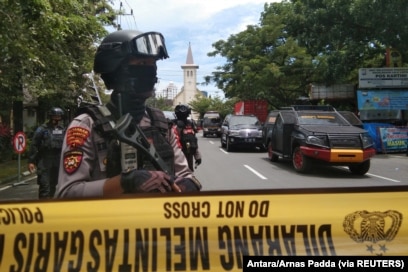 Petugas polisi bersenjata berjaga-jaga di sepanjang jalan tertutup menyusul ledakan di luar sebuah gereja Katolik di Makassar, Sulawesi Selatan, 28 Maret 2021. (Foto: Antara/Arnas Padda via REUTERS)