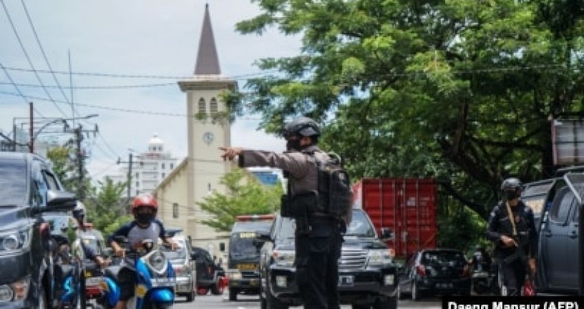 Seorang polisi mengatur lalu lintas setelah ledakan di luar sebuah gereja di Makassar pada 28 Maret 2021. (Foto: AFP/Daeng Mansur)