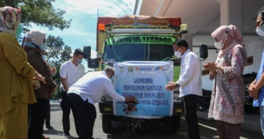 Gubernur Ali Mazi Lepas Bantuan 2.000 Ton Beras PPKM Sultra