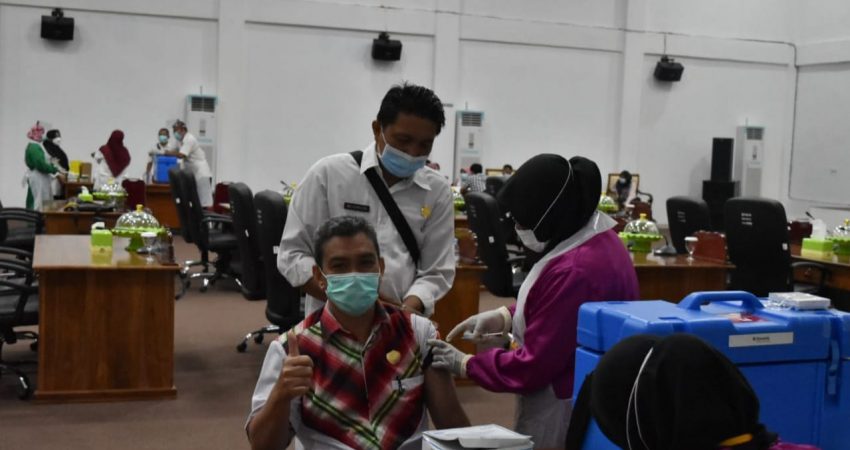 Sejumlah Anggota DPRD dan Sekwan Baubau Ikuti Vaksinasi