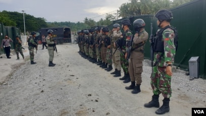Aktifitas Personel TNI POLRI di Pos Komando Taktis Satuan Tugas Operasi Madago Raya di Kecamatan Poso Pesisir, Kabupaten Poso, Sulawesi Tengah. (Foto : VOA/Yoanes Litha)