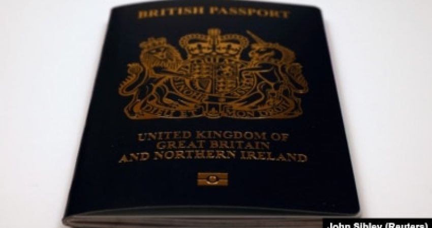 Paspor Inggris terlihat dalam foto ilustrasi yang diambil pada 11 Desember 2020. (Foto: REUTERS/John Sibley)