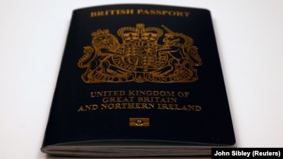Paspor Inggris terlihat dalam foto ilustrasi yang diambil pada 11 Desember 2020. (Foto: REUTERS/John Sibley)