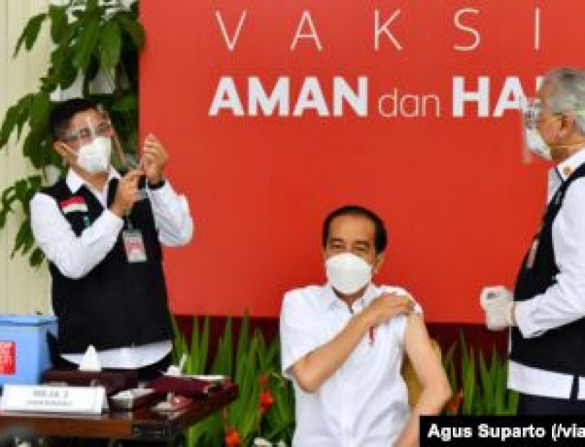 Presiden Joko Widodo menerima suntikan vaksin Covid-19 di Istana Merdeka, Jakarta, Senin, 13 Januari 2021. (Foto: Agus Suparto via Reuters)