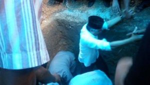 Gubernur Non Aktif Antar Jenazah Ibundanya Hingga ke Liang Lahat
