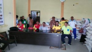Plt Bupati, Asmaudin dan Muspida Aceh Singkil dalam rangka serah terima bantuan beras di kantor camat Singkil FOTO : MAN