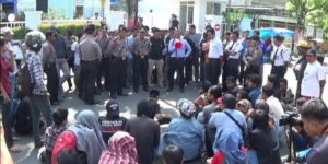 Mahasiswa Demo Bank BRI Kolaka Terkait Agunan