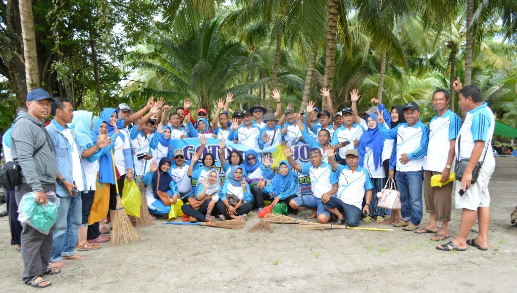 Nostalgia Bupati dengan Cara Membersihakan Pantai Pulau Kaniungan