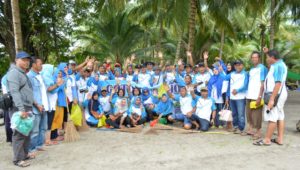 Foto bersama Bupati Berau usai gotong royong membersihkan pantai pulau Kaniungan bersama teman alumni SMAN 1 Berau anggatan tahun 1986 FOTO : EDI AKBAR