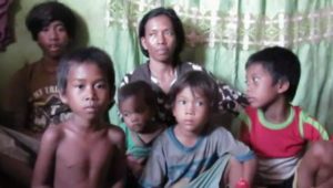 Janda Hidupi Lima Anak Dengan Memulung di TPA Kolaka