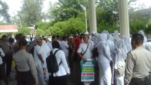 Puluhan Dokter dan Perawat RSUD Langsa Gelar Aksi Demo Tuntut Sarbaini di Copot FOTO : ROBY