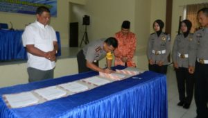 Kapolres Aceh Timur AKBP Rudi Purwiyanto, S.I.K, M. Hum dan Kepala Dinas Pendidikan Abdul Munir.saat menandatangai MoU tertib lalau lintas di O : ROBYpelajar FOT