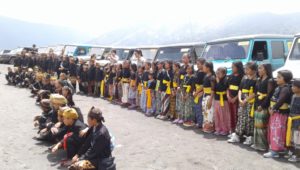 Klub Jeep Mersi Indonesia Berwisata Sambil Bakti Sosial di Gunung Bromo FOTO : SUGENG