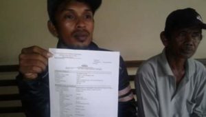 Pelapor Baharuddin saat berada di Polsek Ngapa Kolut FOTO : IS