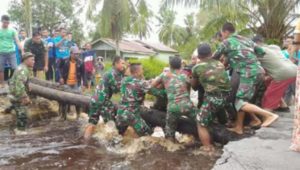 Akses Singkil-Rimo Putus Akibat Badan Jalan Amblas FOTO : MAN